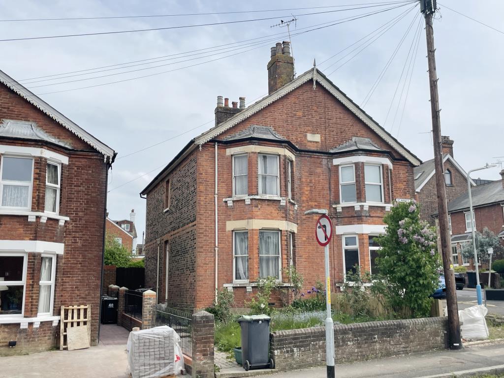 Lot: 81 - SEMI-DETACHED HOUSE FOR MODERNISATION - 